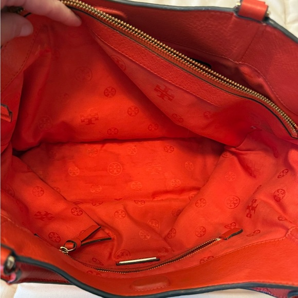 Tory Burch Red/Orange Shoulder Bag with Embossed Logo - Picture 5 of 16